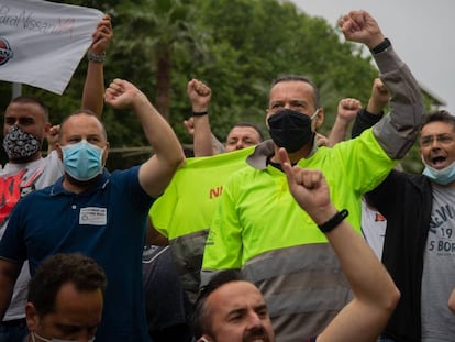 Trabajadores de Nissan cortan la diagonal de Barcelona en protesta al cierre, este jueves.