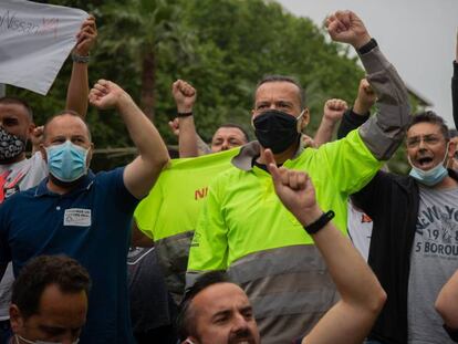 Trabajadores de Nissan cortan la diagonal de Barcelona en protesta al cierre, este jueves.