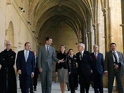 Los príncipes de Asturias, con el presidente riojano, Pedro Sanz Alonso; el director de la Real Academia Española, Víctor García de la Concha, y otras autoridades y académicos, en el monasterio de Yuso.