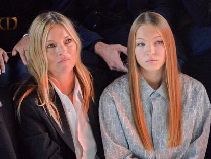 Kate Moss y Lila Grace Moss, en el desfile de Dior en la Semana de la Moda de París en enero.