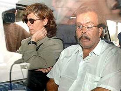 María Mateo Báez y Francisco Gil, tras ser detenidos en el aeropuerto.