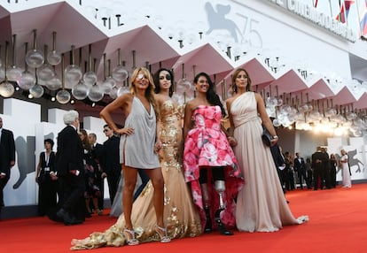 La cantautora y presentadora de televisión italiana, Jo Squillo; la ex concursante de Miss Italia y presentadora de televisión, Gessica Notaro; y la paralímpica atleta Giusy Versace, llegan para la ceremonia de apertura del 75 ° Festival de Cine de Venecia.