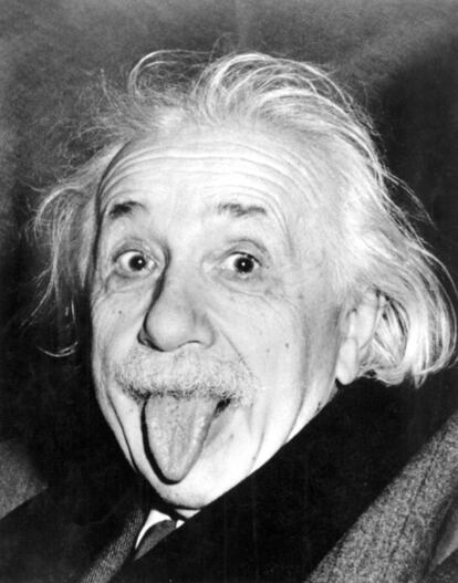 En 1951, Arthur Sasse tomó la foto que acabaría convirtiéndose en una de las más emblemáticas de Albert Einstein. Fue tomada a la salida de un homenaje al científico en su 72 cumpleaños que, agobiado por el número de fotógrafos, decidió sacar la lengua para estropear las instantáneas. No imaginó que esta imagen lo convertiría en un icono pop y que, aún hoy, sigue apareciendo en camisetas, pósters y todo tipo de &lt;i&gt;merchandising&lt;/i&gt;. Al científico también le gustó, y acabó pidiendo a Sasse nueve copias para su uso personal. Una de ellas, firmada y dedicada al fotógrafo, fue subastada en 2009 por 70.000 euros.