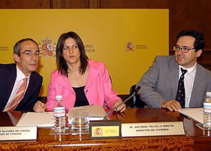 María Antonia Trujillo, entre los altos cargos del ministerio Javier Mauleón (a la izquierda) y Rafael Pacheco.
/ EFE