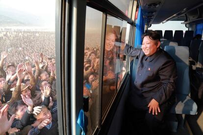 Kim Jong-un saluda a una multitud en su visita al distrito de Sonbong. El líder norcoreano prepara un inmenso desfile para lucir su monolítico poder cuando se cumple el 70 aniversario de la fundación del partido único del país más hermético del mundo.