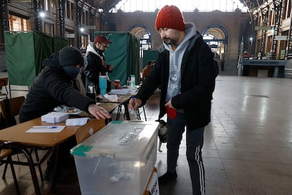Una persona vota durante las primarias presidenciales este domingo, en Santiago (Chile).
