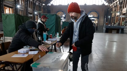 Una persona vota durante las primarias presidenciales este domingo, en Santiago (Chile).