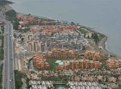 Edificios de nueva construcción en la costa de Estepona.