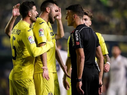 Los jugadores del Villarreal protestan a Gil Manzano.