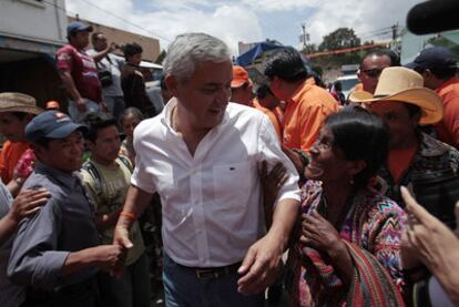 El candidato Pérez Molina saluda a sus simpatizantes antes de un acto electoral en Solola, a 183 kilómetros de la capital.