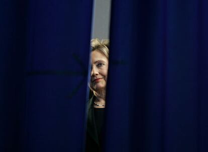 La candidata demócrata a la presidencia estadounidense Hillary Clinton, antes de dar un mitin en Cedar Rapids, en Iowa, el domingo.