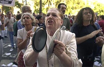 Un grupo de argentinos golpea sus cacerolas ante la Corte Suprema en la primera protesta contra Duhalde.