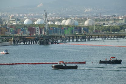 Varios barcos colocan barreras de contención en la desembocadura del río Francoli en la zona portuaria de Tarragona.