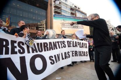 Los hosteleros se han concentrado ante las oficinas de la Delegación del Gobierno en Valencia en protesta por la intención de Costas de reducir las terrazas de los chiringuitos.