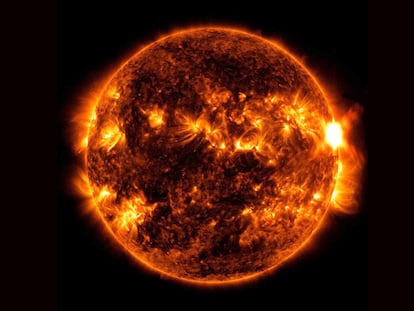 Una llamarada solar que se produjo en agosto, visible en el lado derecho del Sol.