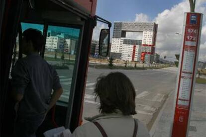 Unos viajeros suben a un autobús de la Empresa Municipal de Transporte (EMT) de Madrid.