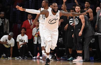LeBron James celebra el triunfo ante Curry.