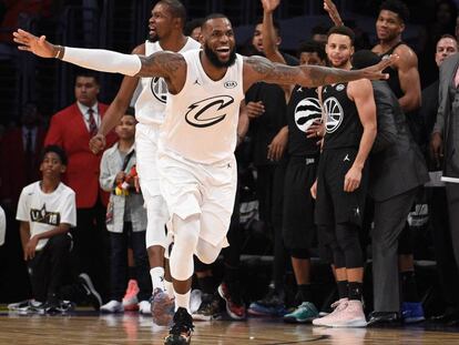 LeBron James celebra el triunfo ante Curry.