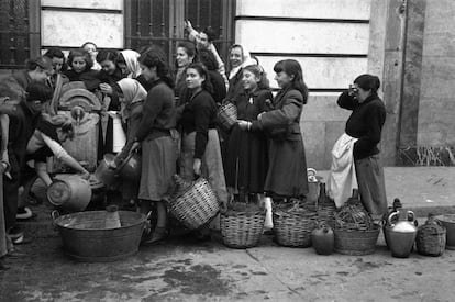 Water rationing in Madrid, a picture taken for 'Informaciones' in December, 1950.