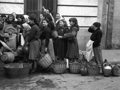Water rationing in Madrid, a picture taken for 'Informaciones' in December, 1950.