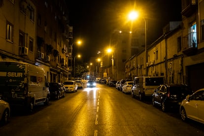 Calle San Diego, en Vallecas, iluminada por las farolas, sin escaparates.
