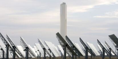 Vista de la planta solar de ABENGOA en Sanlúcar La Mayor (Sevilla).