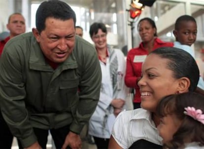 Hugo Chávez, durante la visita a un hospital infantil en Caracas