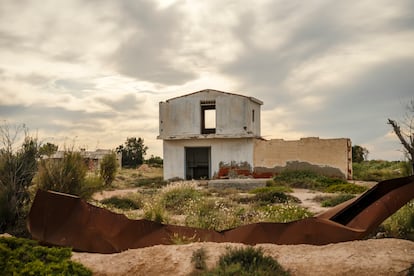 En Ouled Mabrouk, lugar de paso y de partida, las casas vacías acogen en silencio a quienes esperan salir al mar antes del amanecer, aunque los intentos se hacen cada vez más escasos. Entre habitantes y personas de paso, persiste una esperanza —frágil pero tenaz— de que, tal vez algún día, el mar se vuelva a abrir.