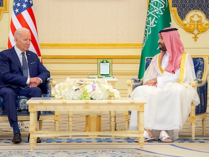 Joe Biden y Mohamed Bin Salmán, el 15 de julio de 2022 en Yedda (Arabia Saudí) durante la gira del presidente de EE UU por la región, en una imagen oficial saudí.