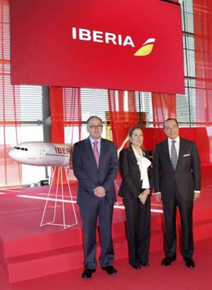 Fotografía facilitada por el Ministerio del Fomento de su titular, Ana Pastor (C), junto al presidente de Iberia, Antonio Vázquez (d), y el consejero delegado, Luis Gallego, durante el acto de presentación de la nueva imagen de la compañía, esta mañana en la T4 del aeropuerto de Barajas.