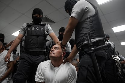 Uno de los más de 250 detenidos por crimen organizado que fueron deportados por los Estados Unidos a El Salvador, el 16 de marzo de 2025.