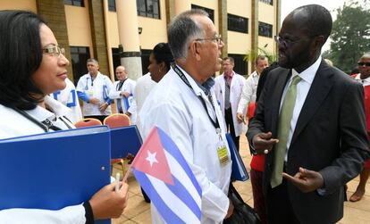 A recepção do Quênia de 100 médicos cubanos, em junho de 2018.