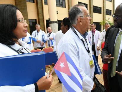 A recepção do Quênia de 100 médicos cubanos, em junho de 2018.