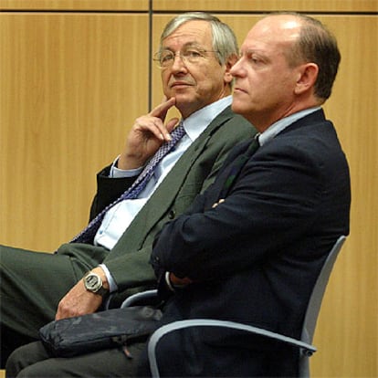 José María Tabares, ex director del Ivex, en primer plano, junto a Jean Luc Marie Lagier ayer en la Audiencia./