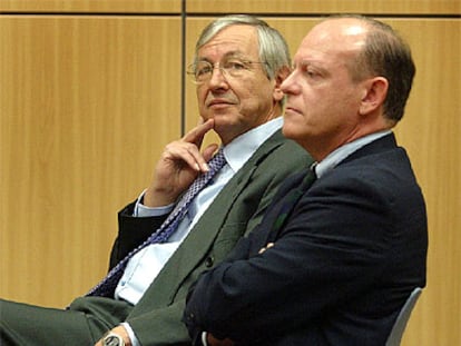 José María Tabares, ex director del Ivex, en primer plano, junto a Jean Luc Marie Lagier ayer en la Audiencia./