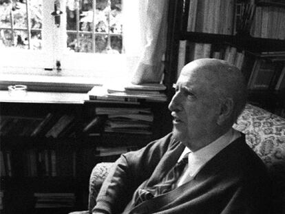 Vicente Aleixandre en su casa en 1977.