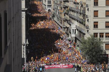 Vista general de la Via Laietana durante la manifestación convocada por Societat Civil Catalana en defensa de la unidad de España bajo el lema "¡Basta! Recuperemos la sensatez".