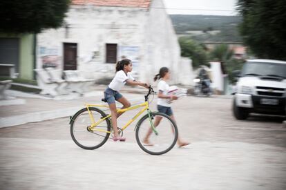 Una alumna llega a la escuela en una de las bicicletas del programa llega a la escuela en bicicleta del programa Pedalea Piauí, que distribuyó 150 bicis para que los alumnos puedan llegar a las aulas.