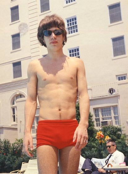 En la quinta parada de la tercera gira de los Stones en EE UU, Mick se pasea por la piscina del hotel Jack Harrison, Clearwater, Florida, hoy convertido en sede de la Cienciologia. La noche anterior Keith soñó con el tema '(I can't Get No ) Satisfaction'. Ese mismo día Mick y Keith compusieron el tema, que iba a ser el primer número de la banda en territorio americano (Fotografía Bob Bonis, © 2009 by 2260 Productions, Inc)