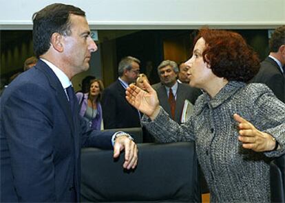 El italiano Franco Frattini, presidente de turno de la UE, conversa con Ana Palacio, ayer en Luxemburgo.