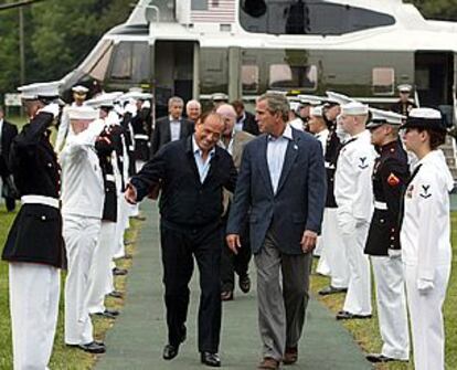 El presidente Bush y el primer ministro Berlusconia a su llegada a Camp David.