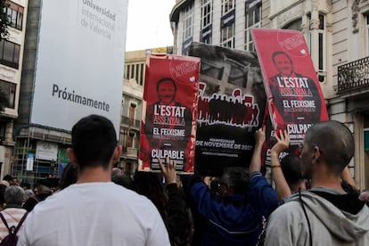 Carteles con críticas al delegado del Gobierno, Juan Carlos Moragues.