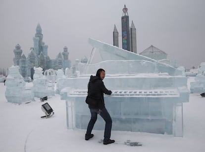 Un piano hecho completamente de hielo es uno de los atractivos de esta edición, el 4 de enero de 2015.