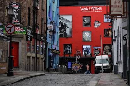 Mural en una calle del barrio dublinés de Temple Bar, conocido por sus 'pubs' con actuaciones en directo.  