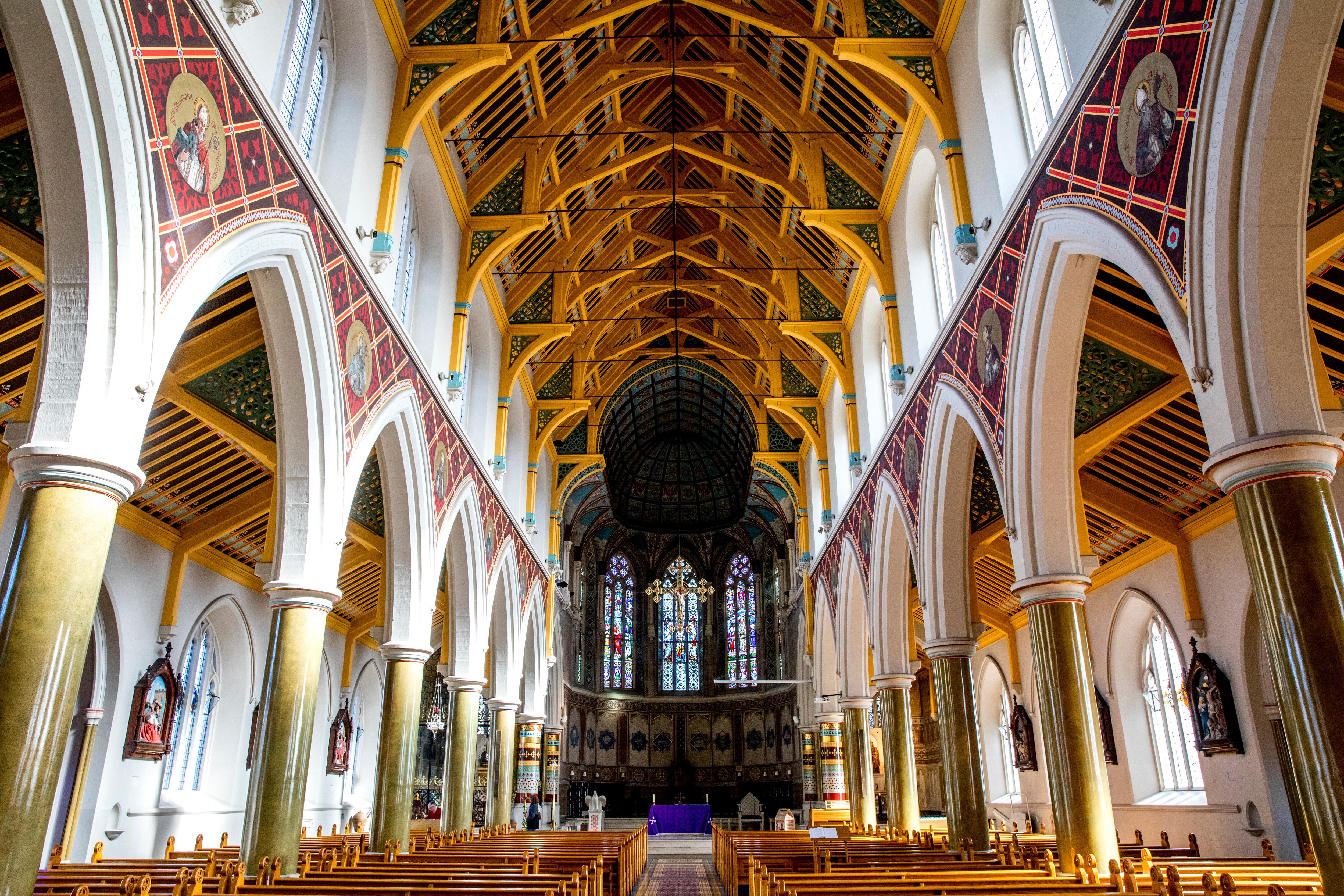 La nave de St. Peter, la catedral católica de Belfast.