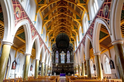 La nave de St. Peter, la catedral católica de Belfast.