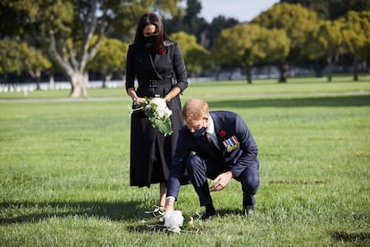 Meghan Markle y Enrique de Inglaterra en el cementerio de Los Ángeles el pasado noviembre.