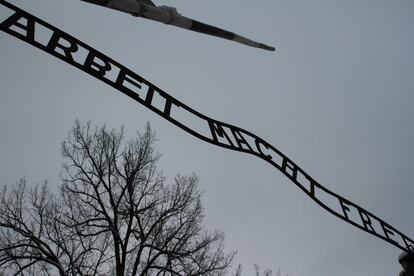 'Arbeit Macht Frei', el rètol a l'entrada del camp d'Auschwitz  el 2015.