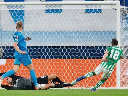 Guardado marca el tercer gol del Betis al Zenit.