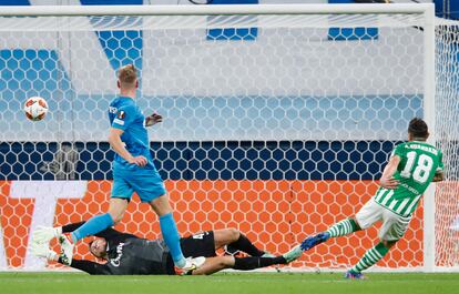 Guardado marca el tercer gol del Betis al Zenit.